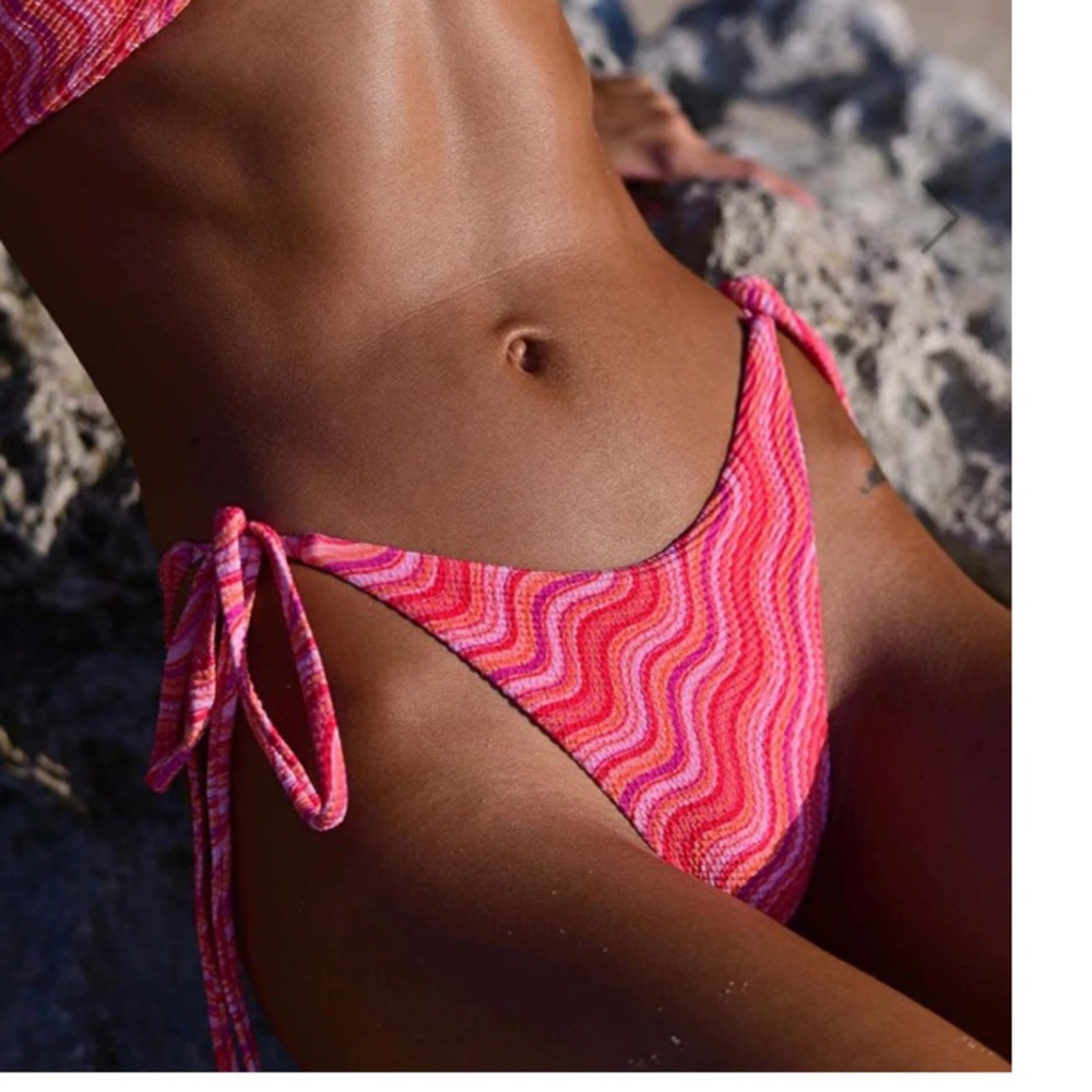 Vetchy wavy triangle bikini bottoms